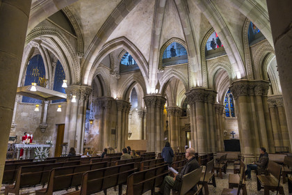 Espagne, Catalogne, Barcelone, quartier de l'Eixample, basilique de la Sagrada Familia de l'architecte du modernisme catalan Antoni Gaudi classée Patrimoine Mondial de l'UNESCO, la crypte du temple de style néo-gothique sert d’église paroissiale, le prêtre Joby Sebastian Kappiparambil célèbre la messe