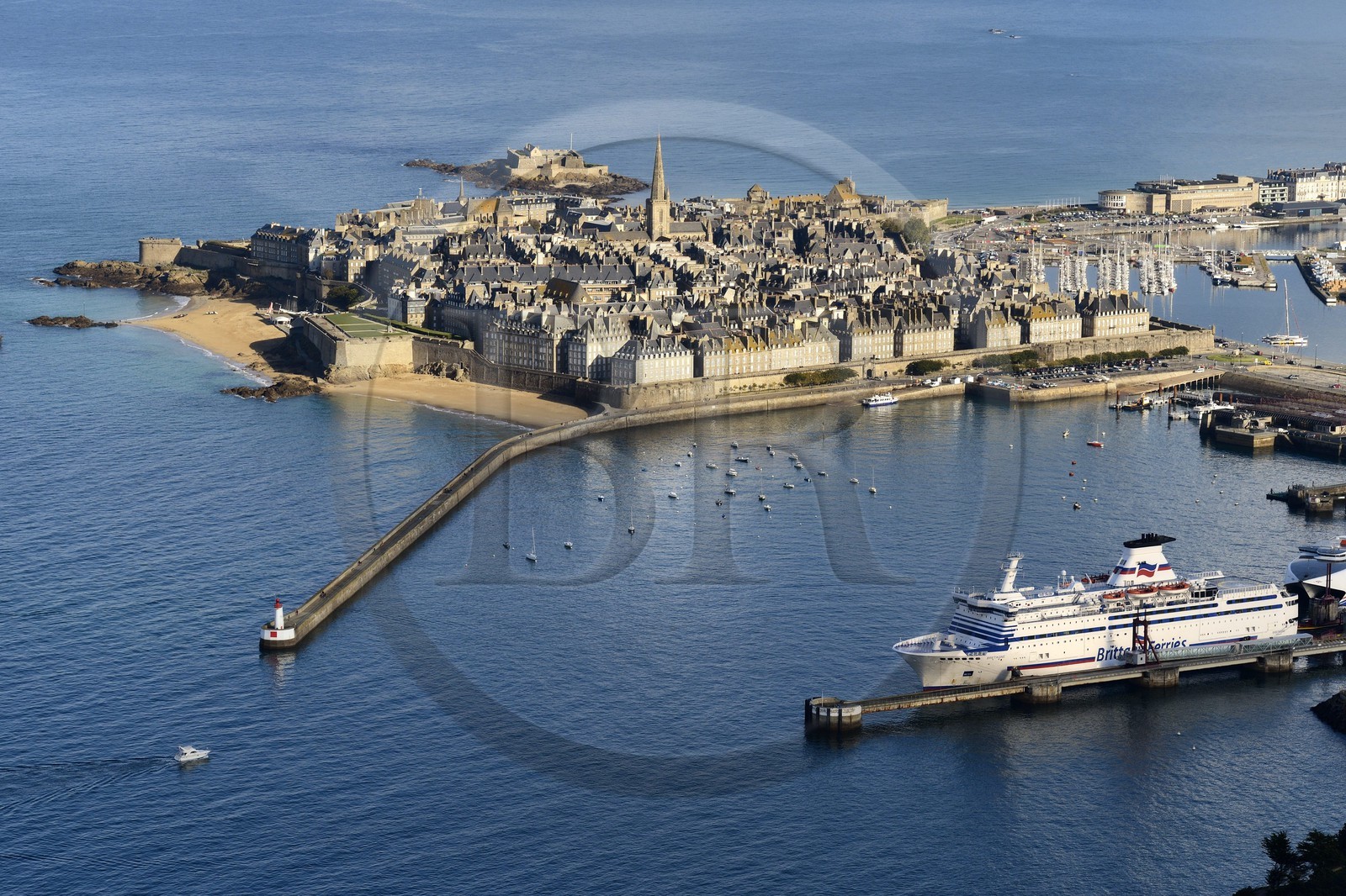 France, Ille et Vilaine, Côte d'Emeraude (Emerald Cost), the fortified town of Saint Malo (aerial view)