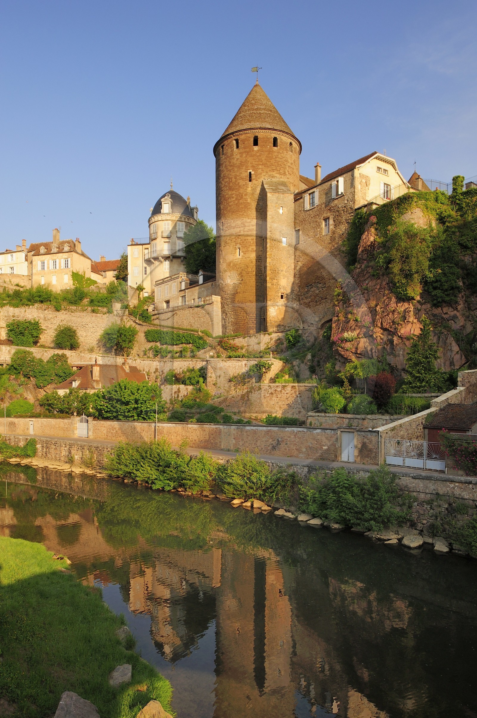 France, Côte d'Or (21), Semur-en-Auxois, la Tour Margot dominant les bords de la rivière l'Armançon