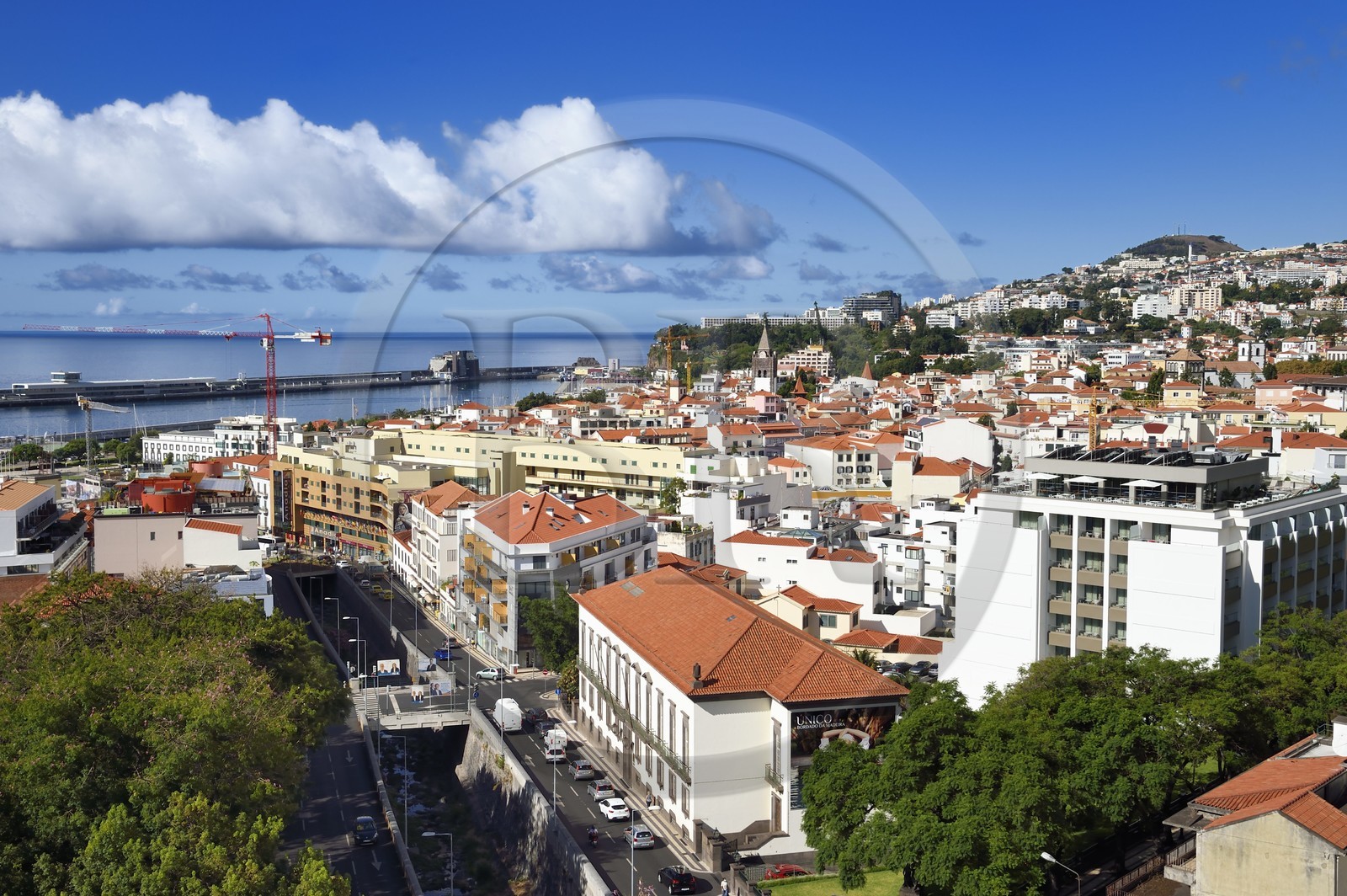 Portugal, Ile de Madère, Funchal, le quartier historique dans la basse ville et le port en arrière plan