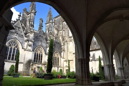 France, Charente-Maritime (17),  Saintonge, Saintes, le cloitre et la cathédrale Saint-Pierre dans la vieille ville