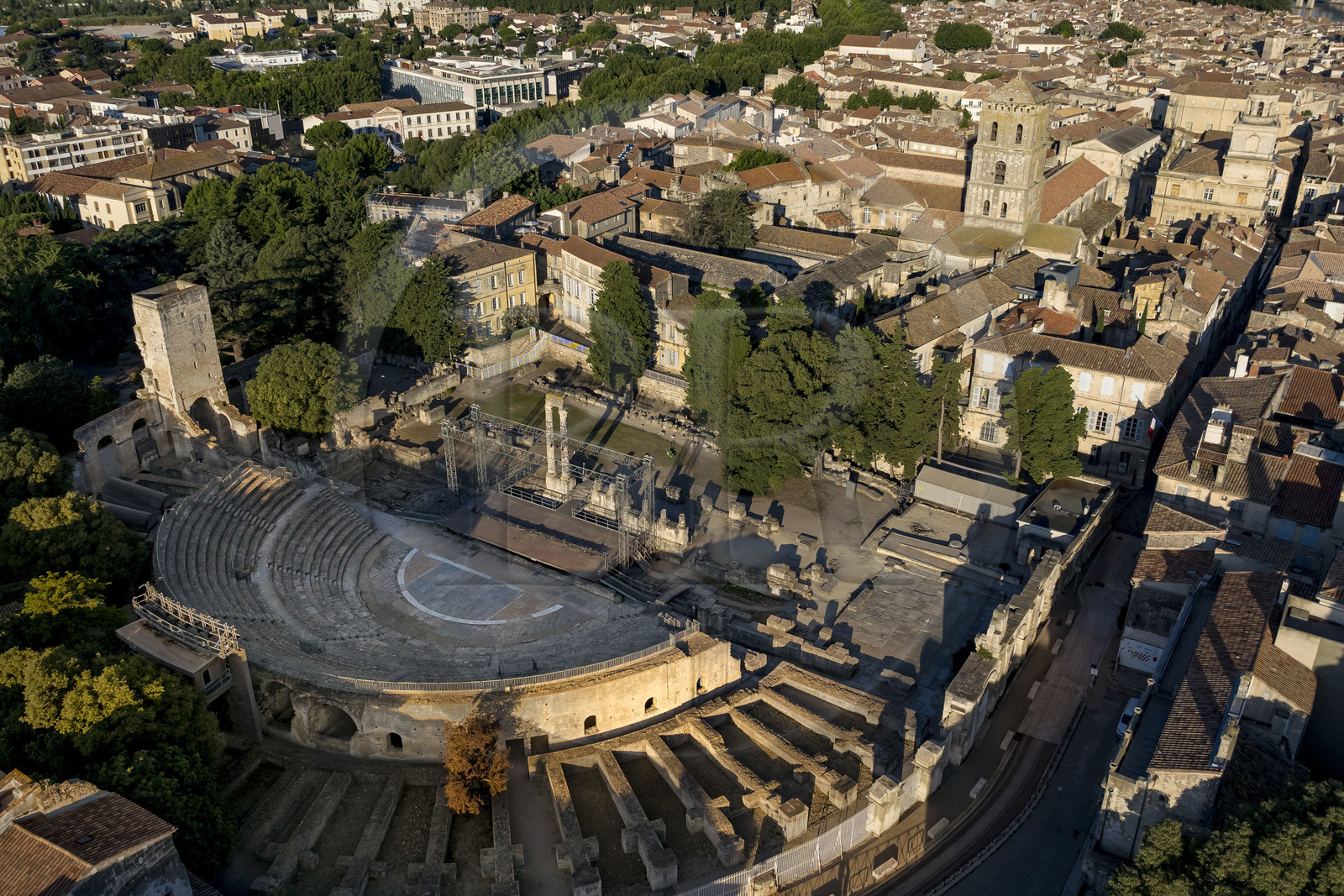 France, Bouches-du-Rhône (13), Arles, le théâtre antique du Ier siècle av. J.-C. et la cathédrale Saint-Trophime, classés Patrimoine Mondial de l'UNESCO (vue aérienne)