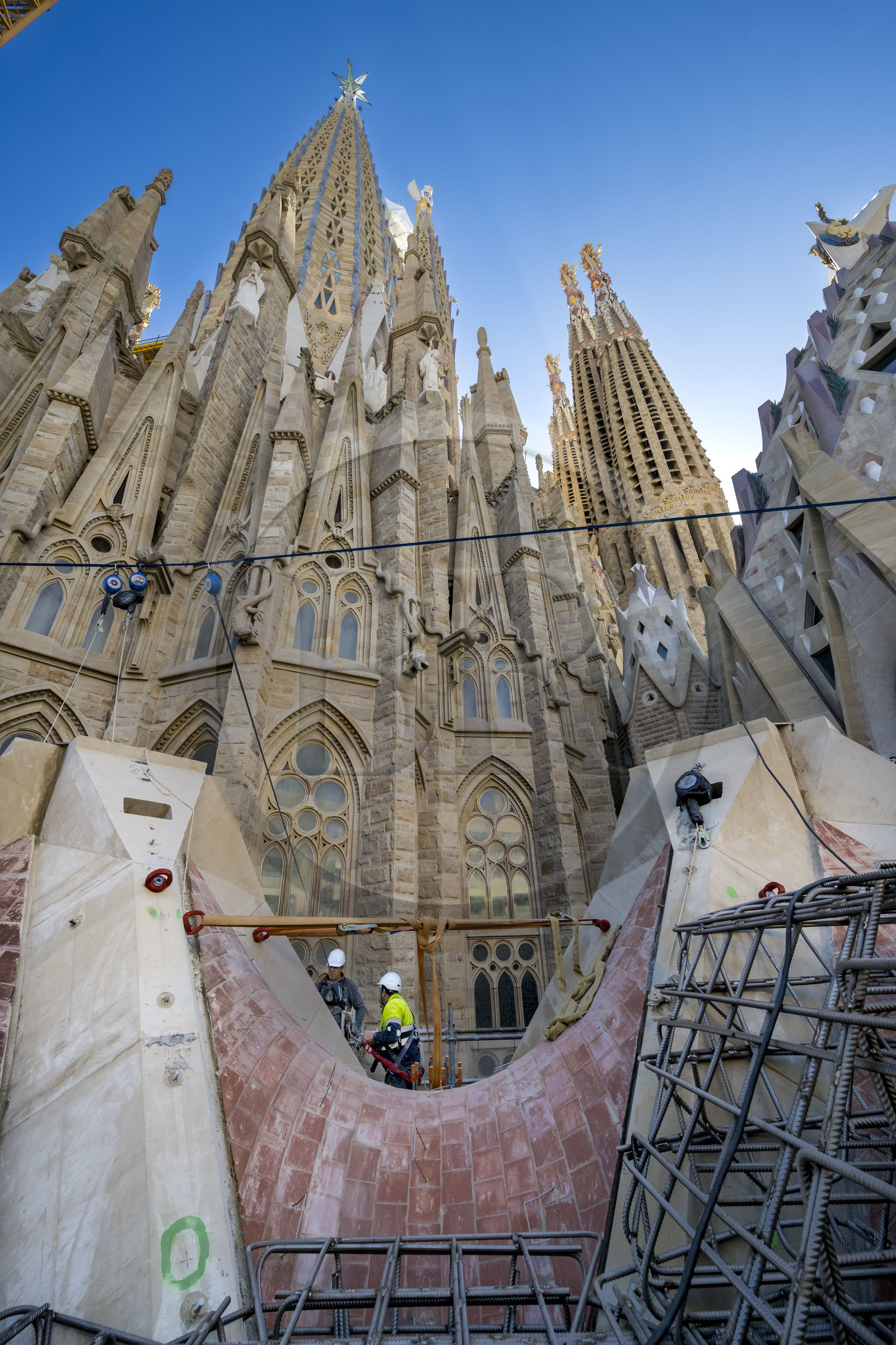 Espagne, Catalogne, Barcelone, quartier de l'Eixample, basilique de la Sagrada Familia de l'architecte du modernisme catalan Antoni Gaudi classée Patrimoine Mondial de l'UNESCO, chantier du cloitre sous la facade de l'abside dominée par la Tour de la Vierge Marie