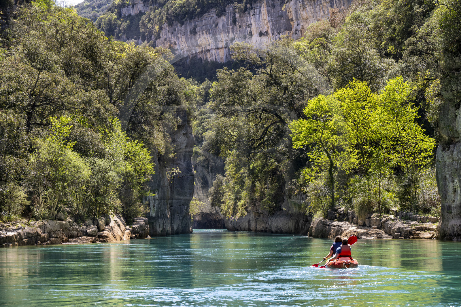 Var (83) rive gauche et Alpes-de-Haute-Provence (04) rive droite, Parc Naturel Régional du Verdon, Basses Gorges du Verdon en aval du lac de Sainte Croix, découverte en kayak des gorges de Baudinard