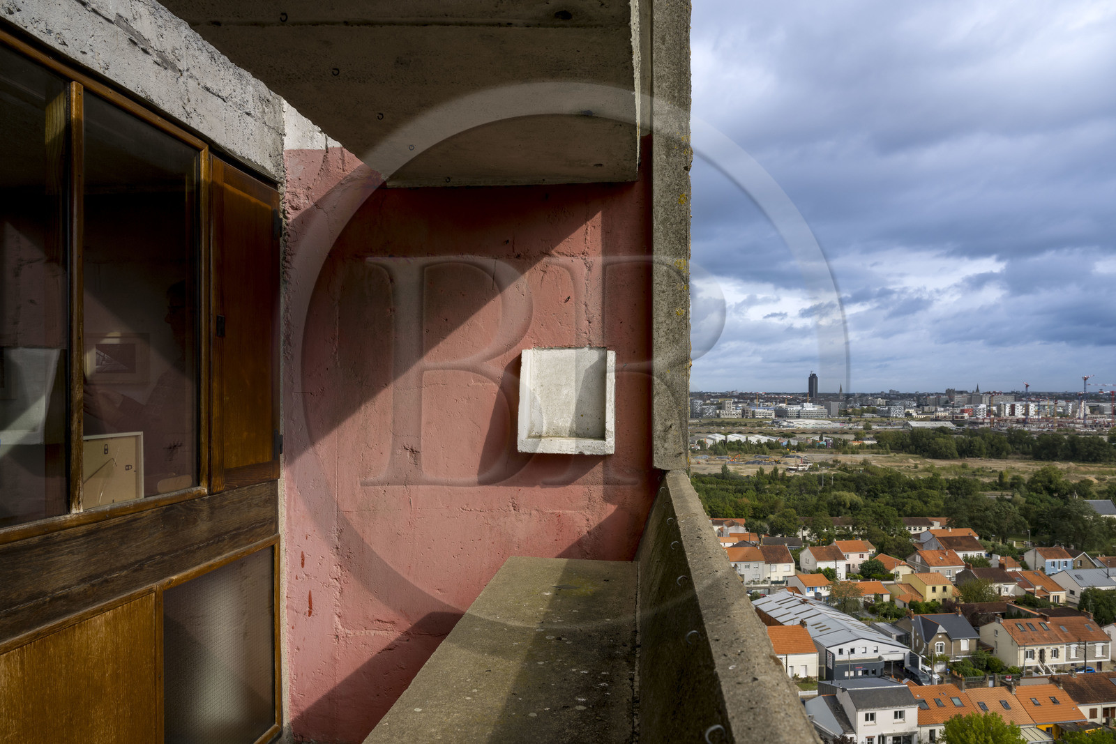 France, Loire-Atlantique (44), banlieue de Nantes, Rezé, la Maison Radieuse par l'architecte Le Corbusier, balcon d'appartement