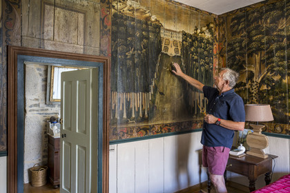 France, Finistère (29), Roscoff, maison d'armateur dite de la Porte Noire construite à la fin XVIème siècle par les frères James et appartenant aujourd'hui à Christian Kulig, chambre du maître avec peintures murales sur cloisons de bois représentant Roscoff au XVIIIème siècle