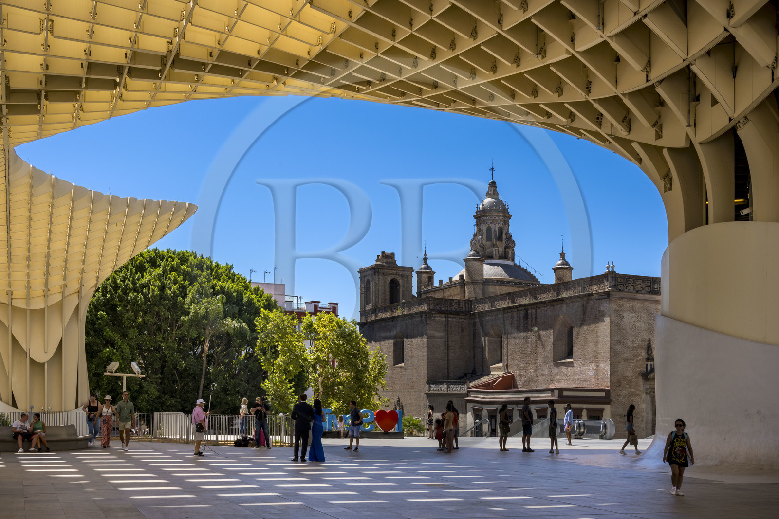 Spain, Andalusia, Seville, Plaza de la Encarnacion - Plaza Mayor, Metropol Parasol or Setas de Sevilla (built 2011) by architect Jurgen Mayer-Hermann