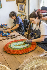 France, Drôme (26), Drôme provençale, Nyons, La Scourtinerie, dernière manufacture de scourtins de Provence, filtres traditionnels utilisés dans la fabrication de l'huile d'olive mais conçus aussi aujourd'hui comme objets de décoration en fibre de coco, finitions de scourtins à la main par Sophie Villeneuve-Fert et sa mère Frédérique