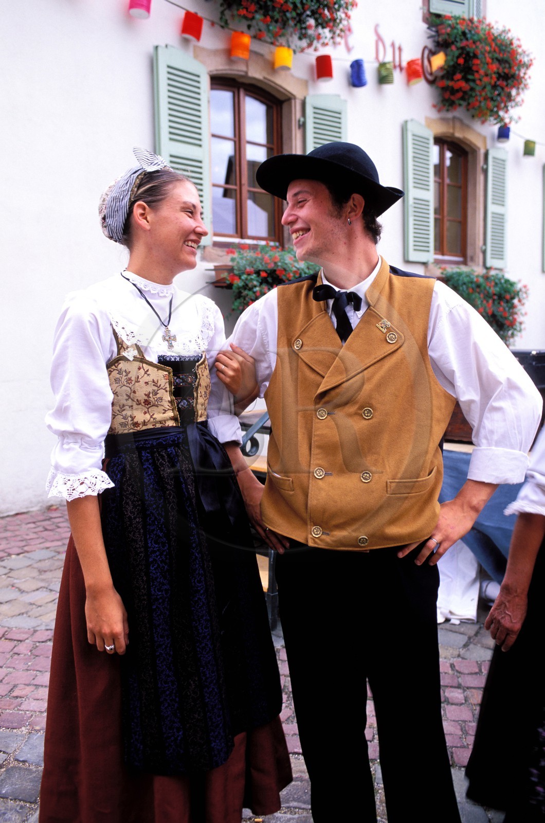 France, Haut-Rhin (68), la fête du vin à Eguisheim, labellisé Les Plus Beaux Villages de France, un couple d' alsaciens en costume