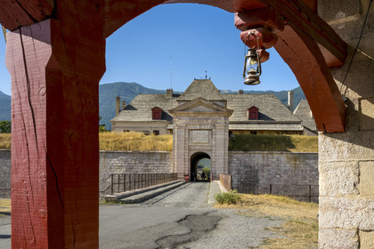France, Hautes Alpes (05), Mont-Dauphin, citadelle édifiée par Vauban, classée Patrimoine Mondial de l'UNESCO, la Porte de Briançon