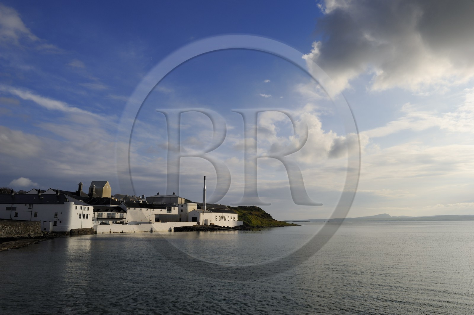 Royaume-Uni, Ecosse, Hébrides intérieures, Ile de Islay, Bowmore, la distillerie de whisky Bowmore sur la rive orientale du Loch Indaal