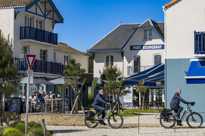 France, Vendée (85), Talmont-Saint-Hilaire, cyclistes sur la piste de la véloroute Vendée Vélo Tour et Vélodyssée