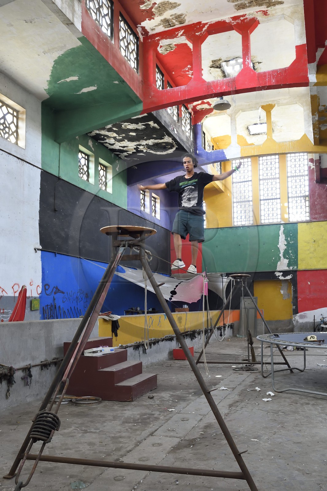 Maroc, Casablanca, les anciens abattoirs mélangeant les styles Art Déco et néo-mauresque dans la rue Jaafar-El-Barmaki construits en 1922 par l'architecte Georges-Ernest Desmarest, devenu aujourd'hui un centre culturel: La Fabrique Culturelle, lieu de répétition de Colokolo, la première troupe de cirque contemporain marocaine, l'équilibriste Hamza Boussahel