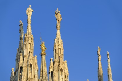 Italie, Lombardie, Milan, le Duomo dans le centre historique, cathédrale de style gothique flamboyant, les flèches surmontées de statues