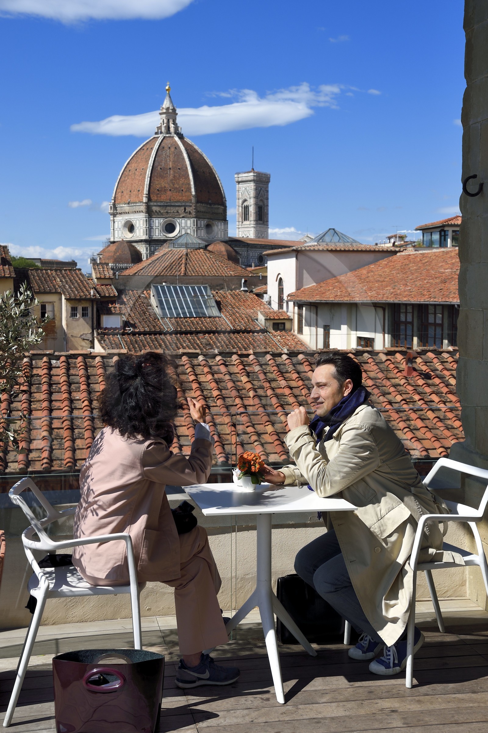 Italie, Toscane, Florence, centre historique classé Patrimoine Mondial de l'UNESCO, le Duomo Santa Maria del Fiore, depuis le café de l'hôpital des Innocents (Spedale degli Innocenti)