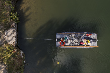 France, Deux-Sèvres (79), le Marais Poitevin, la Venise Verte, Magné, randonnée à bicyclette, passage de la Sèvre Niortaise à sur un des bateaux à chaines en libre accès (vue aérienne)
