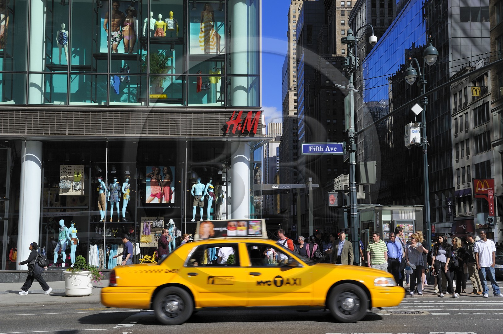 Etats-Unis, New York, Manhattan, Midtown, la 5ème Avenue à l'angle de la 42nd Street