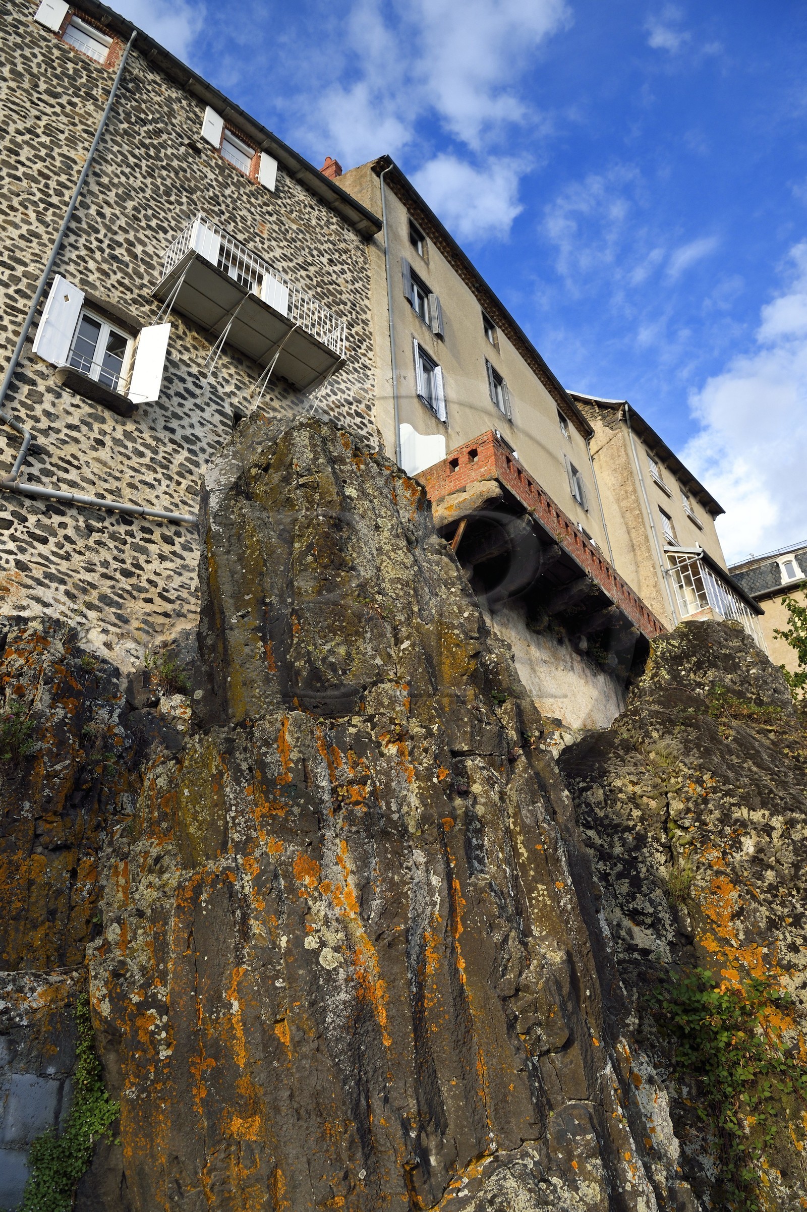 France, Cantal (15), Saint-Flour, accès à la ville haute par la Main de Saint-Flour, légende du passage entre les roches de Florus