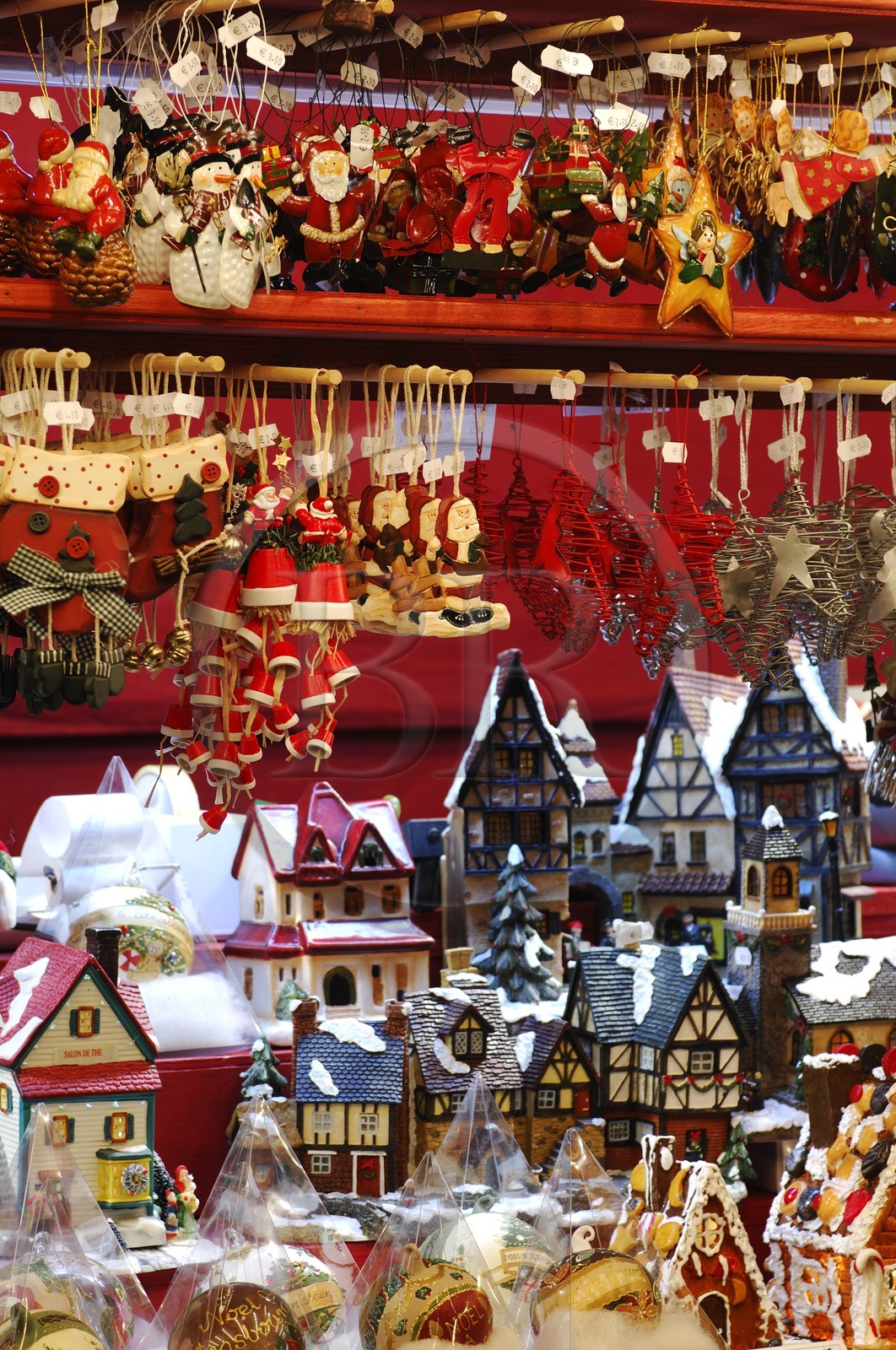 France, Bas Rhin (67), Strasbourg, vente d'objets decoratifs dans les cabanes du Marché de Noel
