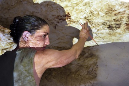 France, Dordogne (24), Montignac, l’Atelier des Fac-Similés du Périgord (AFSP) spécialisé dans la reproduction minérale de parois ornées de la préhistoire et en charge de la reconstitution fidèle des parois de la grotte de Lascaux, reproductions des peintures par la peintre-copiste Sophie, mention obligatoire Atelier des Fac-Similés du Périgord