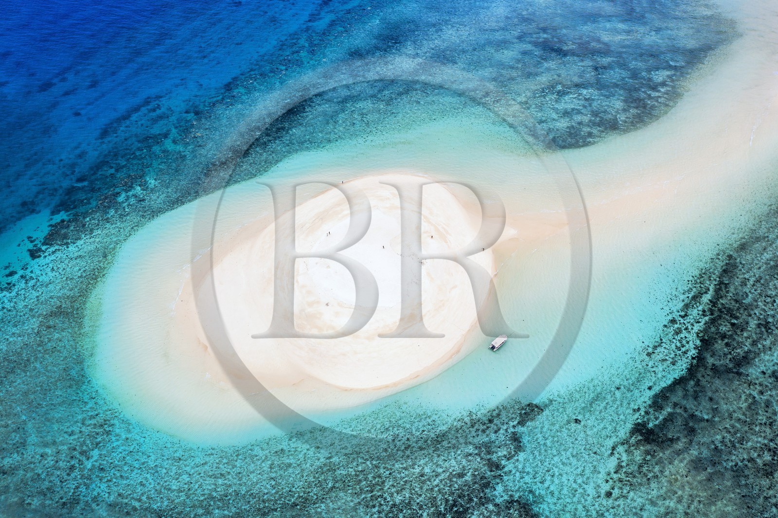 France, Ile de Mayotte, Grande-Terre, M'Tsamoudou, ilot de sable blanc sur le récif de corail dans la lagune face à la pointe Saziley (vue aérienne)