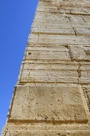 Israel, Jérusalem, ville sainte, vieille-ville classée Patrimoine Mondial de l'UNESCO, Le Mont du Temple au Centre Davidson, angle des murs de soutènement ouest et sud de l'esplanade du Temple construite par Hérode Ier le Grand, Hérode a pris le soin de faire polir chaque pierre et d'y faire tailler un cadre (taille hérodienne)