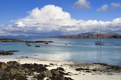 United Kingdom, Scotland, Highland, Inner Hebrides, sandy beach on Iona Island facing the Ross of Mull