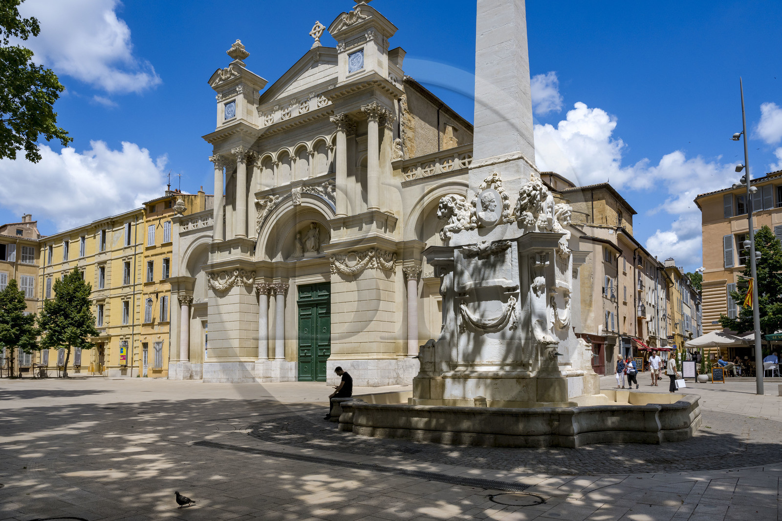 France, Bouches-du-Rhône (13), Aix en Provence, place des Precheurs, l'église de la Madeleine où fut baptisé Paul Cézanne et la fontaine des Precheurs