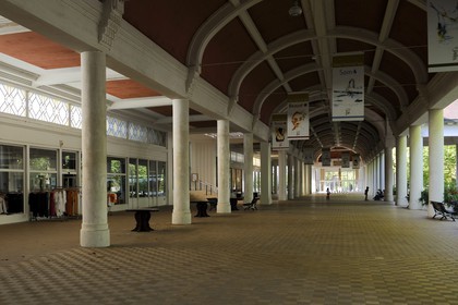 France, Vosges (88), Station thermale de Vittel, la Grande Galerie sous laquelle se promenait toute la vie mondaine de la Belle Epoque