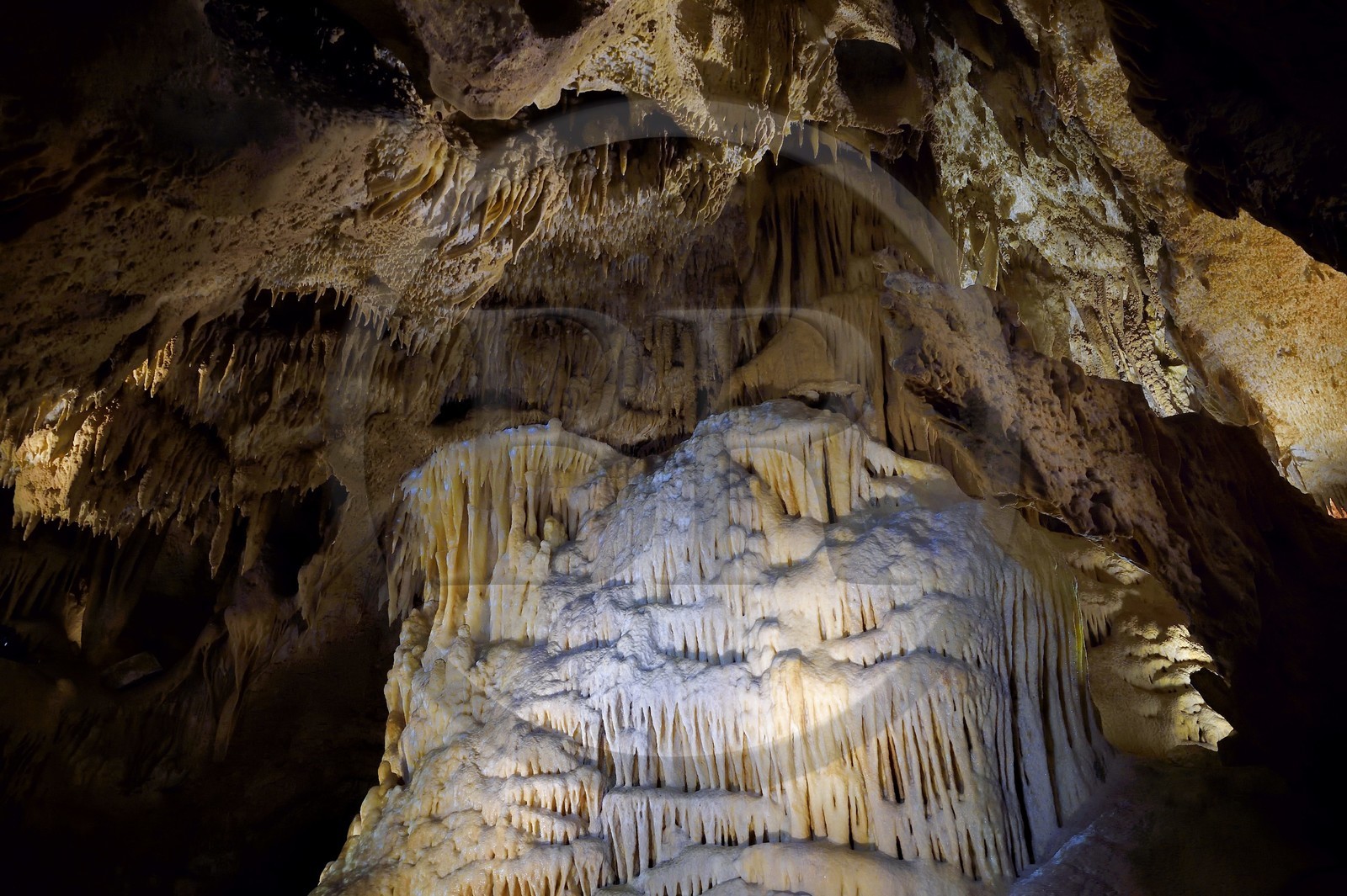 France, Dordogne, Perigord Vert, Villars, Villars Cave, concrétions dans les grottes, calcite flows