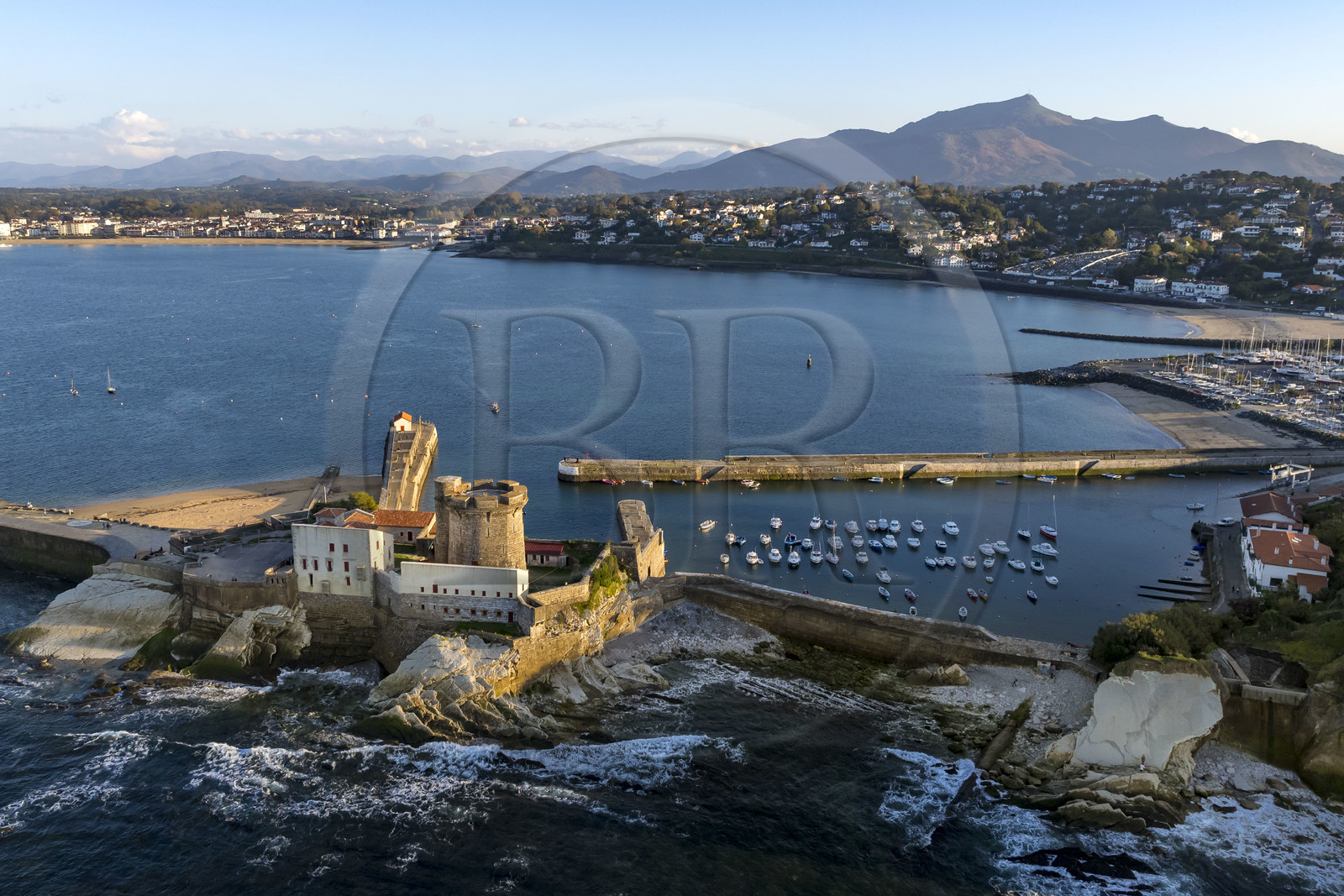 France, Pyrénées-Atlantiques (64), la côte du Pays-Basque, Ciboure, le fort de Socoa construit sous Louis XIII remanié par Vauban et son petit port de plaisance dans la baie de Saint-Jean-de-Luz, la montagne de La Rhune en arrière plan (vue aérienne)