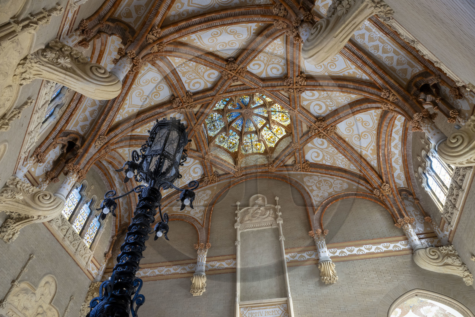 Espagne, Catalogne, Barcelone, quartier d'El Guinardo, ancien Hospital de la Santa Creu i de Sant Pau classé Patrimoine Mondial de l'UNESCO, de style moderniste par l'architecte Domenech i Montaner, aujourd'hui un musée et un centre culturel, l'escalier d'honneur du vestibule du batiment de l'administration avec son plafond vouté orné de mosaïques