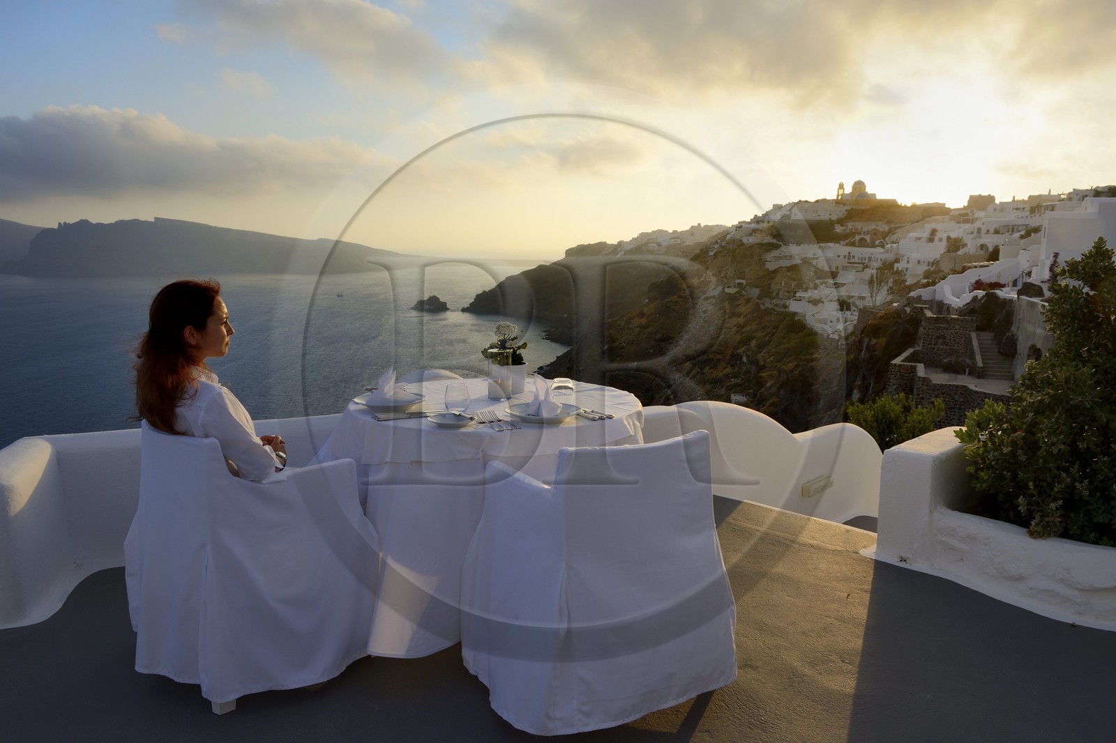 Greece, Cyclades, Aegean Sea, Santorini (Thira or Thera), village of Oia, Relais & Châteaux hotel Kirini Suites & Spa overlooking the Caldera