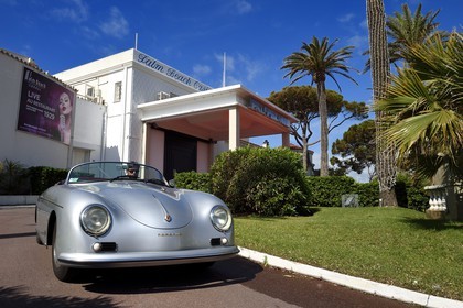 France, Alpes-Maritimes (06), Cannes, le casino du Palm Beach et une Porsche Speedster 356 décapotable de collection