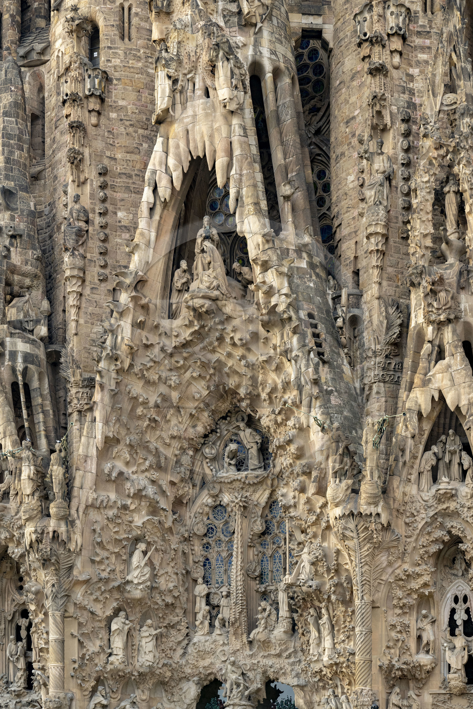 Espagne, Catalogne, Barcelone, quartier de l'Eixample, basilique de la Sagrada Familia de l'architecte du modernisme catalan Antoni Gaudi classée Patrimoine Mondial de l'UNESCO, façade de la Nativité