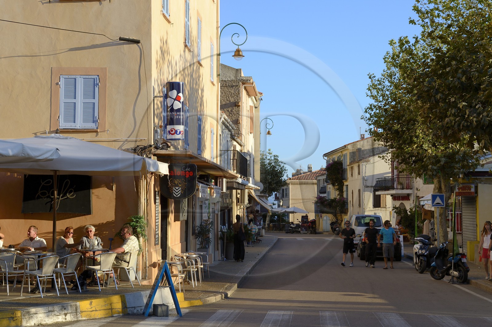 France, Corse-du-Sud (2A), Cargèse, la rue principale sur la nationale