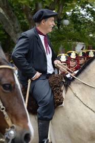 Argentine, province de Buenos Aires, San Antonio de Areco, fête du Jour de la Tradition (Dia de la Tradicion), gaucho à cheval défilant en habit traditionnel