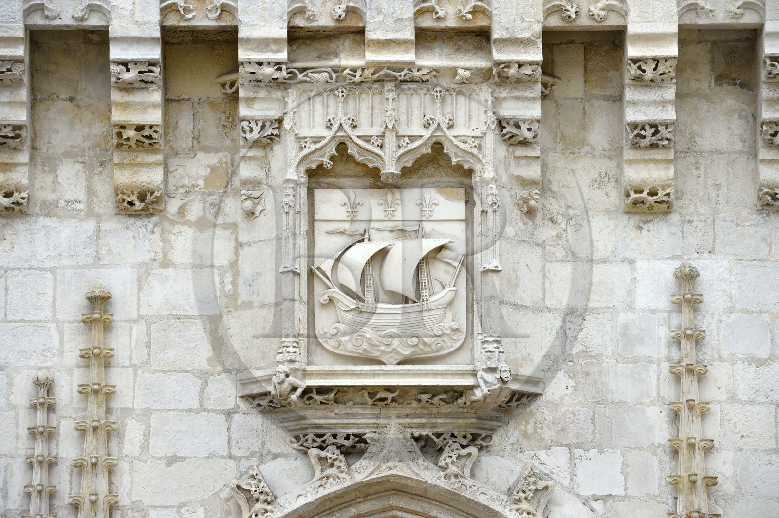 France, Charente-Maritime (17), La Rochelle, facade extérieure de style gothique flamboyant de l'Hôtel de Ville, blason de la ville