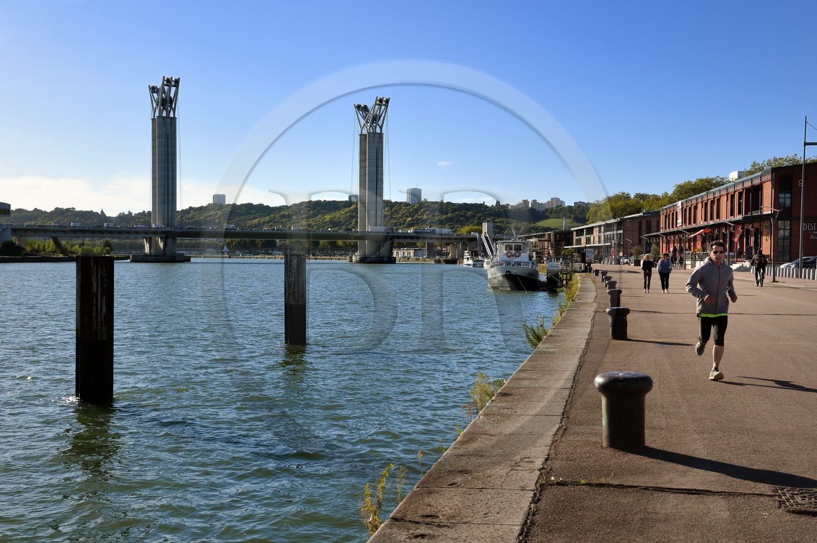 France, Seine-Maritime (76), Rouen, le pont levant Gustave Flaubert sur la Seine et les quais