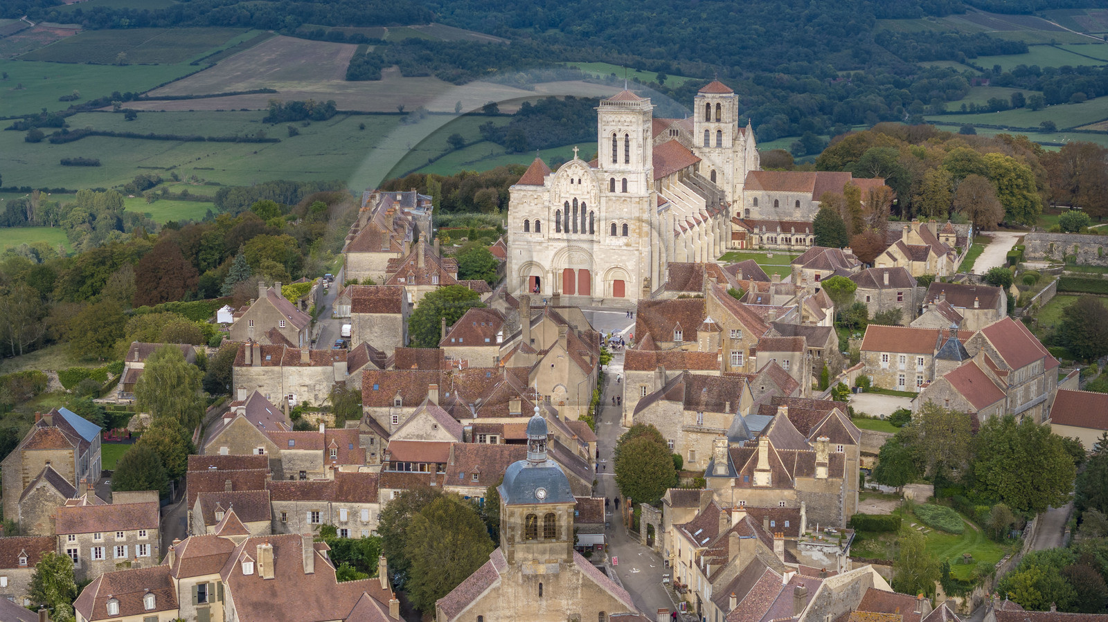 France, Yonne (89), parc naturel régional du Morvan, Vézelay, classé au Patrimoine Mondial de l'UNESCO, labellisé Les Plus Beaux Villages de France, point de départ de l'une des principales voies de pèlerinage de Saint-Jacques-de-Compostelle, la colline et la basilique Sainte-Marie-Madeleine (vue aérienne)