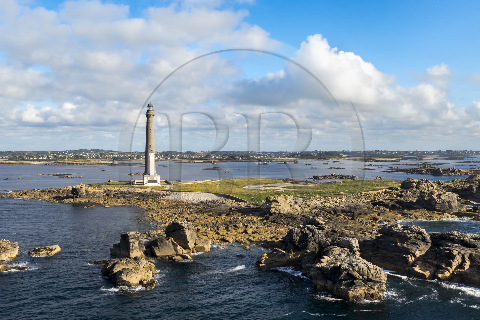 France, Finistère (29), Pays des Abers, Ile Vierge dans l'archipel de Lilia, le phare de l'Ile Vierge, le plus haut phare d'Europe avec 82,5 mètres, et l'ancien phare de 1845 (vue aérienne)