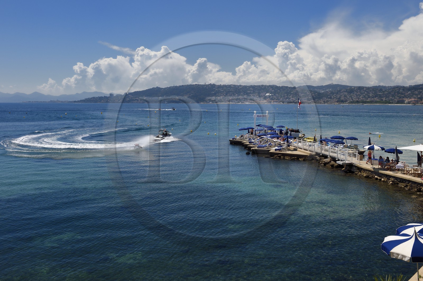 France, Alpes-Maritimes (06), Antibes,  Juan-les-Pins, ski nautique et le ponton de l'hotel Belle Rives