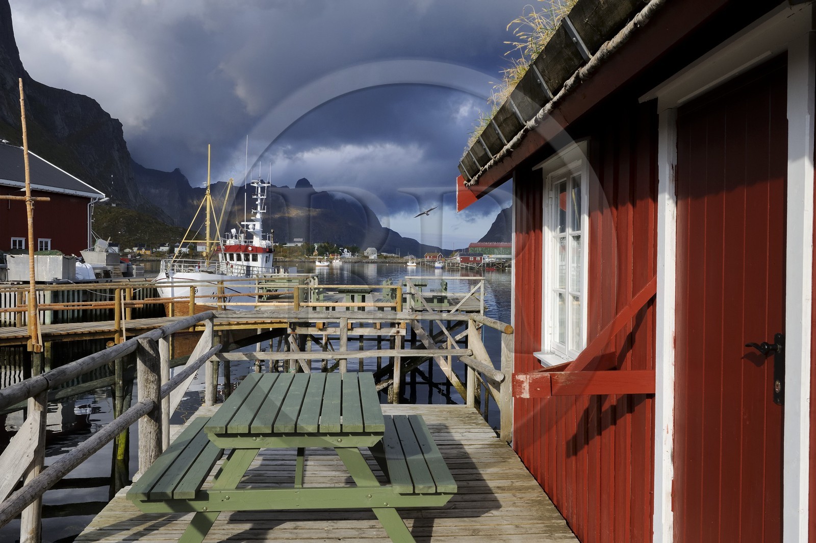 Norvège, Nordland, Iles Lofoten, ile de Moskenesoy, rorbue (maison de pêcheurs) dans le village de Reine