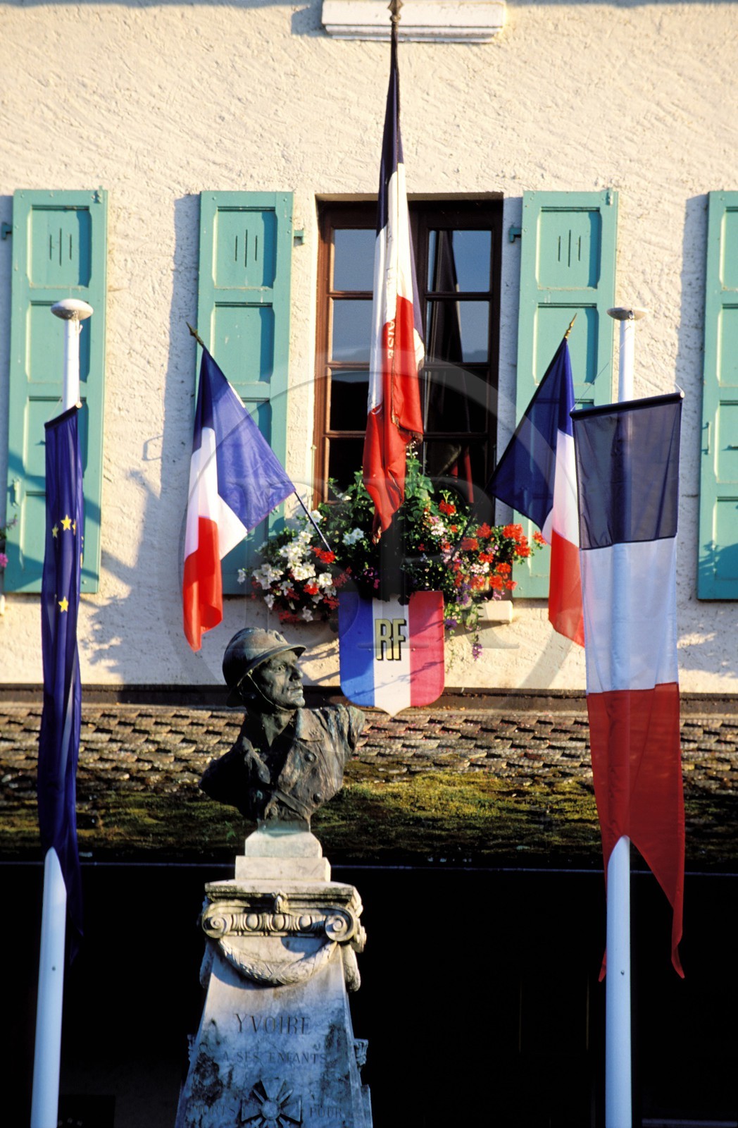 France, Haute-Savoie (74), Yvoire, labellisé Les Plus Beaux Villages de France, la mairie et le monument aux morts