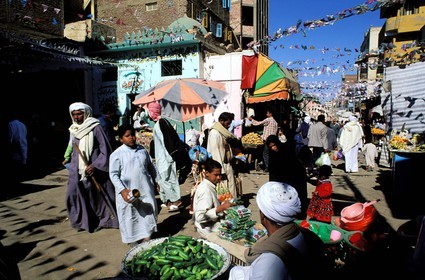 Égypte, Assouan, Le souk très animé de la ville dans la rue Saad Zagloul