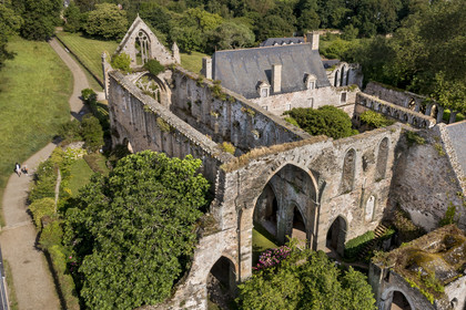 France, Cotes d'Armor, Paimpol, abbaye de Beauport du XIIIème siècle (vue aérienne)