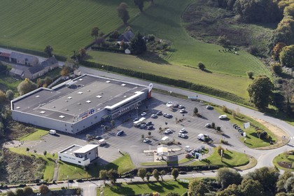 France, Côtes-d'Armor (22), Quintin, supermarché Carrefour Market (vue aérienne)