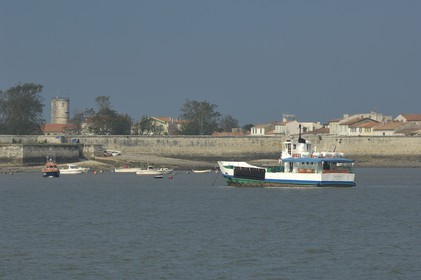 France, Charente-Maritime (17), Ile d'Aix, le bourg, un des deux ferry reliant l'île au continent