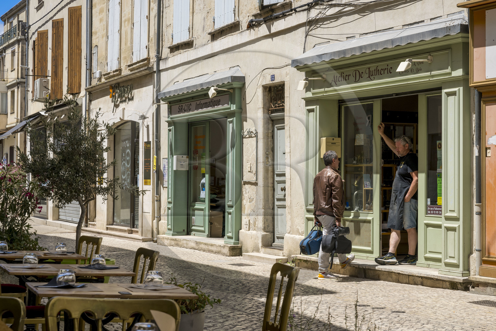 France, Bouches-du-Rhône (13), Tarascon, commerces dans la rue des Halles, atelier de lutherie