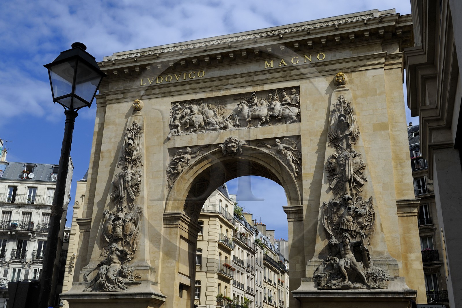 France, Paris (75), la porte Saint-Denis commanditée par Louis XIV et immeubles de la rue du faubourg Saint-Denis boulevard Bonne nouvelle